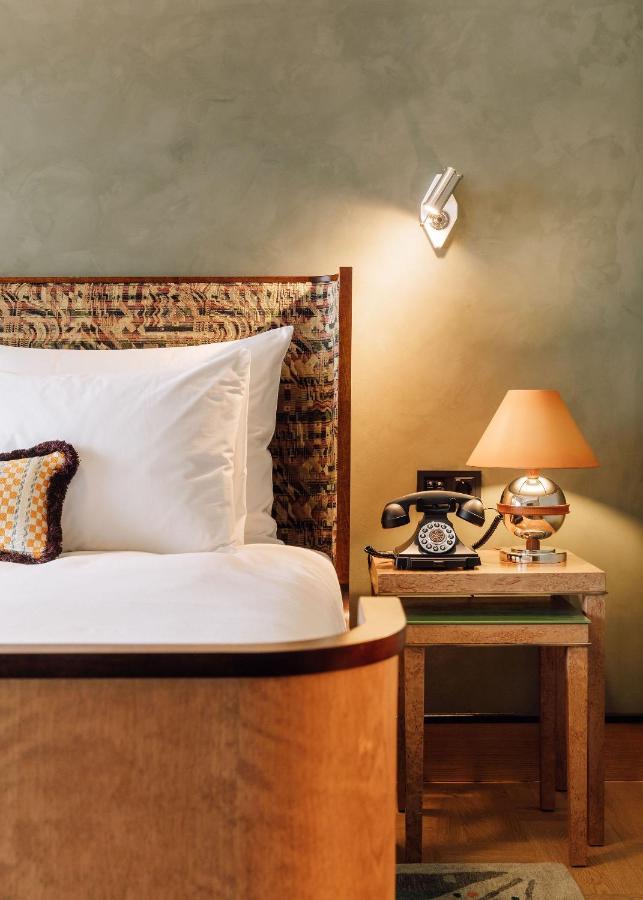 Sommerro 奥斯陆 外观 照片 A telephone on a bedside table