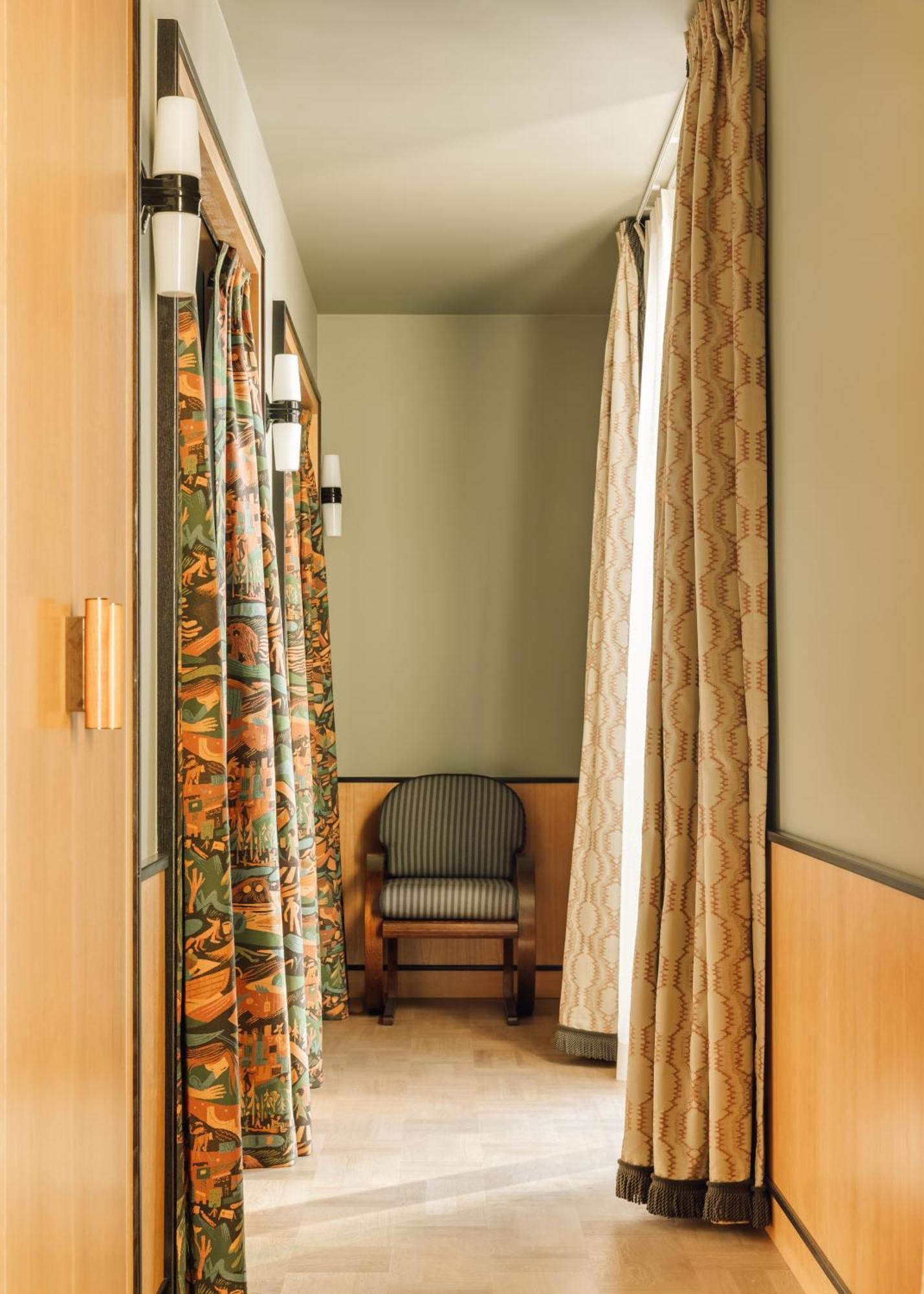 Sommerro 奥斯陆 客房 照片 A curtain separates the shower from the rest of the room